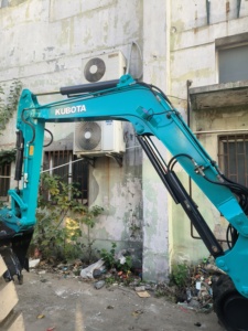 Excavatrice sur chenilles d'occasion Kobelco SK155LC de 15,5 tonnes, moteur Mitsubishi, pour travaux de terrassement routier municipal. - Product Image 5