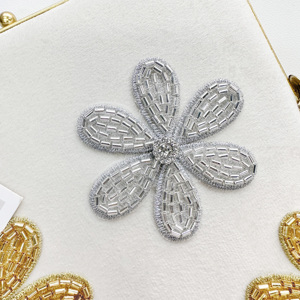 ดอกไม้ประดับลูกปัดสีทองแผ่นดอกไม้ขนาดเล็ก3D สำหรับชุดแต่งงานชุดเจ้าสาวและของตกแต่งเสื้อผ้าแบบ DIY - Product Image 3