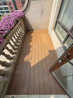 Planches de terrasse en composite bois-plastique antidérapantes pour aménagement extérieur