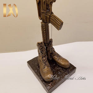 Statue de <span class=keywords><strong>soldat</strong></span> en bronze avec casque, fusil et <span class=keywords><strong>bottes</strong></span>, sculpture commémorative militaire - Product Image 3