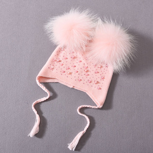 <span class=keywords><strong>Bonnet</strong></span> en <span class=keywords><strong>cachemire</strong></span> mélangé personnalisé pour enfants avec <span class=keywords><strong>pompon</strong></span> en fourrure de raton laveur détachable – Collection Automne 2023 - Product Image 6