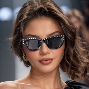 Nuevas gafas de sol de moda con forma de ojo de gato y diamantes de imitación para mujer, montura de PC UV400, gafas de sol de clase 2 ZS 98067 - Product Image 2