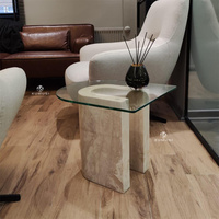 Table d'appoint modèle U en marbre avec verre