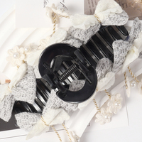 Barrette à cheveux alligator en tissu gris avec nœud en dentelle et pompon, pour queue de cheval, accessoire capillaire décontracté pour femme