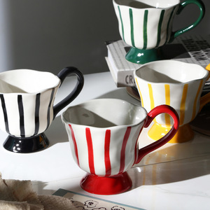 <span class=keywords><strong>Tazza</strong></span> in <span class=keywords><strong>Ceramica</strong></span> Fatta a Mano <span class=keywords><strong>con</strong></span> Motivo Floreale Sottosmalto, Coppa Moderna per Dessert e Gelato, <span class=keywords><strong>Tazza</strong></span> Decorativa <span class=keywords><strong>con</strong></span> Piede Alto, Regalo di Nozze per Coppie - Product Image 1