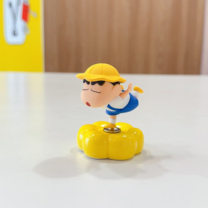 Ornement de voiture rotatif Crayon Shin Chan rouge vif en PVC, décoration de console de voiture pour soulager le stress et favoriser la guérison - Product Image 3