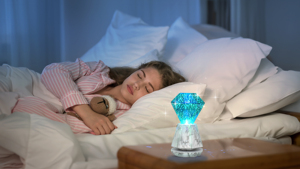 2024 Proyector LED de diamantes 3D personalizado global regalo único Luz nocturna láser con altavoces Luz ambiental Lámpara de mesa de rotación 360 - Product Image 5