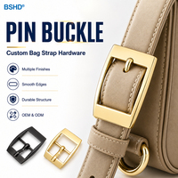 Hebilla geométrica con marco plano ancho, lengüeta central y chapado en oro espejo para producción OEM de bolsos estructurados