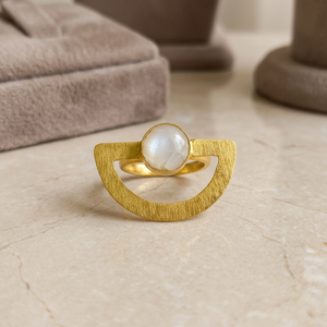 SOUMYA CREATIONS Bague minimaliste en laiton plaqué or avec serti géométrique et pierre de lune arc-en-ciel - Product Image 2