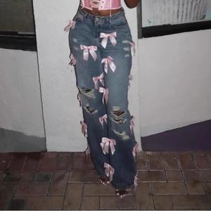 กางเกงยีนส์สตรีสไตล์วินเทจดีไซน์ใหม่ขายส่ง ผ้าฝ้าย 100% ล้างสีแบบแอซิด แต่งรอยขาด ปะโบว์ ทรงหลวม - Product Image 2