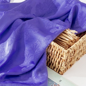 Nouveau motif <span class=keywords><strong>de</strong></span> <span class=keywords><strong>fleurs</strong></span> tissées en satin jacquard crêpe <span class=keywords><strong>couronne</strong></span> <span class=keywords><strong>de</strong></span> chou frisé populaire pour vêtements et robes - Product Image 2