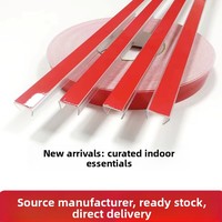 Fente en PVC de type U avec support auto-adhésif, résistante à la déformation, adaptée au câblage de circuits et à la fixation de bandes lumineuses.