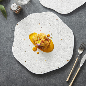 Plato de Cerámica Blanco Irregular con Detalles en Oro, Plato de Porcelana Desechable para Comida Fina, Apto para Lavavajillas - Product Image 3