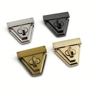 Hebilla Triangular de Aleación con Cierre Giratorio para Bolsos de Cuero, Accesorios para Ropa y Bolsas, Venta al por Mayor - Product Image 1
