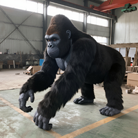 Grand gorille sauvage animatronique réaliste pour les espaces publics, les centres commerciaux, les aires de jeux, les parcs d'aventure, les aéroports et les zoos