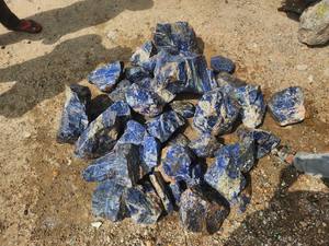 Pierre de sodalite brute de qualité certifiée avec couleur bleue brute naturelle multi-usages utilise la pierre de sodalite à vendre - Product Image 2