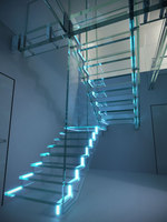 Escalier en zigzag intérieur avec balustrade en verre entièrement transparente