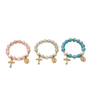 สร้อยข้อมือลูกปัดสีรุ้ง ไข่มุก ครอสชาร์ม สีฟ้า สีขาวน้ำนม สีชมพู ของขวัญเครื่องประดับสำหรับทุกเพศ - Product Image 3