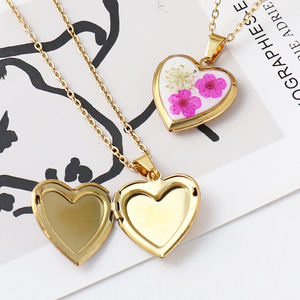 <span class=keywords><strong>Collana</strong></span> <span class=keywords><strong>con</strong></span> Ciondolo Portafoto in Acciaio Inox Placcato <span class=keywords><strong>Oro</strong></span> 18K <span class=keywords><strong>con</strong></span> Fiore Non-Ti-Scordar-Di-Me Pressato e Essiccato Fatto a Mano - Product Image 5