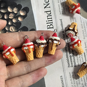 Pendentifs Breloques en Résine en Forme de Cornet de Glace à la Fraise pour la Fabrication de Bijoux - Product Image 2