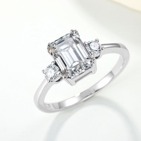 Cincin Moissanite Potongan Emerald Tiga Batu 2 - 4 CT Perak Sterling 925 Klasik untuk Pertunangan dan Ulang Tahun Pernikahan MR0227