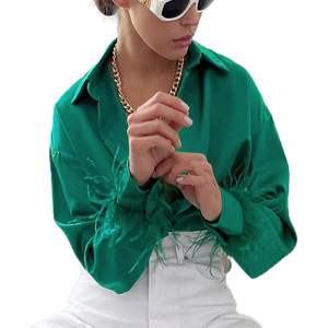 เสื้อเบลาส์ผ้าซาตินสีเขียวสำหรับผู้หญิง ดีไซน์หรูหรา แต่งขนนก ทรงครอปท็อป สไตล์ลำลองสำหรับใส่ทำงาน ติดกระดุม แขนยาว แฟชั่นทันสมัย - Product Image 1