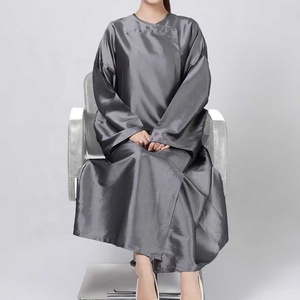 Kimono de coiffure imperméable personnalisé avec logo – Robe de salon de coiffure verte et noire pour salon de beauté et barbier - Product Image 4
