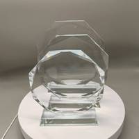 Trophée en cristal octogonal en gros d'usine, prix bas, trophée en verre gravé au laser 3D personnalisé avec logo pour cadeaux d'entreprise