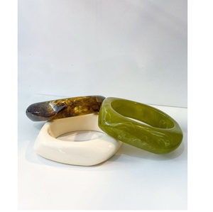 Anillo de resina con acabado brillante de larga duración con cuerpo transparente y borde suave adecuado para uso regular y colecciones festivas para exportación a granel - Product Image 3