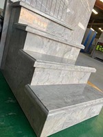 Marches d'escalier flottantes en marbre blanc de Carrare de Foshan pour les projets de construction dans les villas et les hôtels