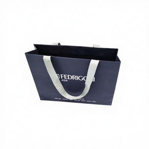 Sac shopping en papier bleu marine FEDRIGONI avec poignées plates, réutilisable, de luxe, à soufflets latéraux, pour les affaires et le shopping - Product Image 2