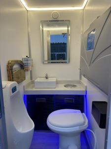 Unité de salle de bain portable nouvelle génération, douche et toilettes, toilettes portables mobiles, toilettes portables pour le camping, toilettes portables modernes - Product Image 5