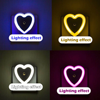 Veilleuse LED intelligente en forme de cœur à brancher avec capteur crépusculaire, lumière douce pour la Saint-Valentin 2026, cadeau pour chambre à coucher, usage intérieur