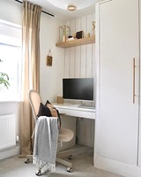 Bureau d'ordinateur de bureau moderne convertible blanc avec tiroirs pour l'apprentissage à domicile, l'écriture, le mobilier de bureau et le rangement.