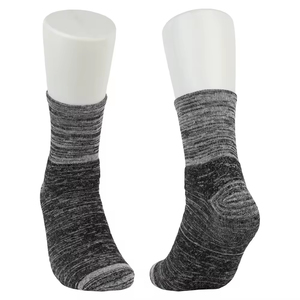 Calcetines de Hombre Gris Oscuro con Spandex, Diseño Tejido, Suaves y Antideslizantes para Otoño y Primavera, Logotipo Desechable en la Parte Inferior, Alta Calidad - Product Image 2