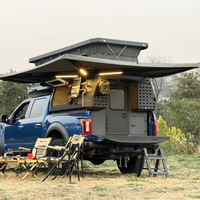Nouveau modèle de camping-car léger avec un aménagement intérieur moderne pour les voyages en plein air, camions