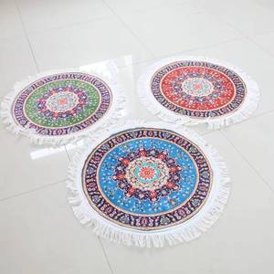 Alfombra de oración musulmana antideslizante de seda helada suave con hebilla redonda, 50x50cm, marca YASEEN, con estampado vívido. - Product Image 1