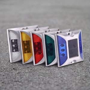 Borne lumineuse LED solaire en aluminium à profil bas avec marqueur réfléchissant intégré pour la délimitation des bords de routes urbaines - Product Image 3