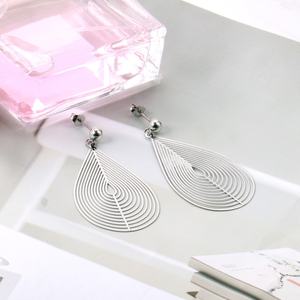 Boucles d'oreilles pendantes étoile en acier inoxydable 316L plaqué or 18 carats pour femme, idéales pour les fêtes et le quotidien – Nouveauté très prisée - Product Image 5