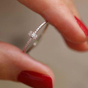 Anello minimalista con fascia semplice per donna, design elegante e semplice, gioielli alla moda per tutti i giorni - Product Image 4