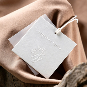 Étiquettes suspendues personnalisées de luxe pour t-shirts avec cordon ciré et épingle de sûreté – Étiquettes volantes pour vêtements, idéales pour votre marque de prêt-à-porter - Product Image 4