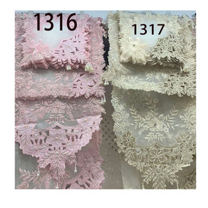 ชุดผ้าปูโต๊ะสีทองแวววาวทำด้วยมือผ้าปูโต๊ะสีเบจปักลายคริสต์มาส - Product Image 1