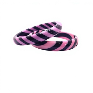 Bracelet jonc en acrylique rayé rose et noir de haute qualité, tendance, élégant, bijoux pour femmes et hommes, unisexe, stylé - Product Image 1