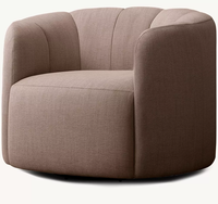 Chaise à dossier arrondi, formes fluides et élégantes, proportionnement confortable, inspirée de la couture artisanale