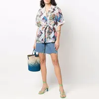 사용자 정의 여성 그래픽 블라우스 턴 다운 칼라 벨트 활 디자인 짧은 소매 다채로운 일러스트 스타일 인쇄 셔츠