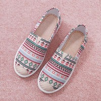 Sepatu kanvas terlaris, lembut, nyaman, dan bernapas, cocok untuk pemakaian kasual sehari-hari.