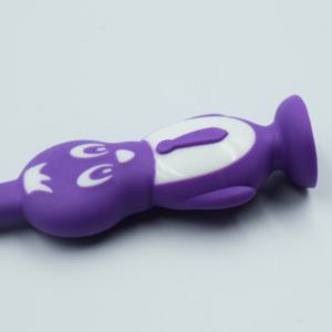 Cepillo <span class=keywords><strong>de</strong></span> dientes personalizado para niños cepillo <span class=keywords><strong>de</strong></span> dientes suave para bebés lindo <span class=keywords><strong>pingüino</strong></span> púrpura cepillo <span class=keywords><strong>de</strong></span> dientes para niños con juguetes - Product Image 3