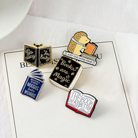 Surewin Crafts Manufacture des épingles en émail de livre personnalisées | Épingles de lecture personnalisées pour les auteurs, les bibliothèques et les amateurs de livres