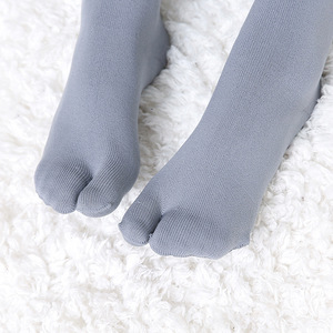 <span class=keywords><strong>Chaussettes</strong></span> au-dessus du genou de style japonais pour femmes <span class=keywords><strong>Chaussettes</strong></span> longues à deux orteils Couleur unie Minceur Design antidérapant Crew Cuff personnalisable - Product Image 3
