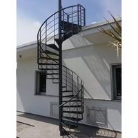 Escaliers en fer pour loft résidentiel sur mesure, assemblés avec un design unique, escaliers en spirale en métal de qualité supérieure